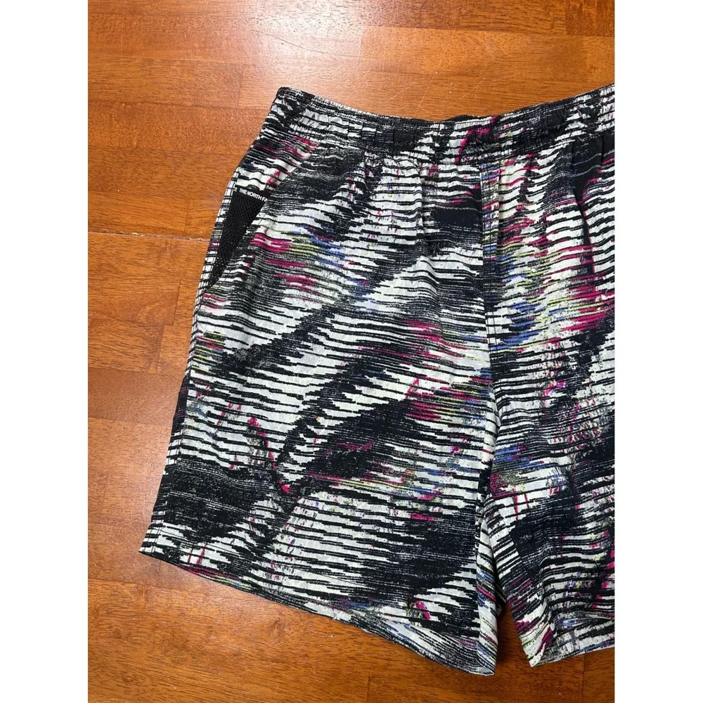 The North Face Shorts Mens Medium Black Abstract FlashDry Activewear Running